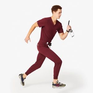 This Kit includes Leon™ Three-Pocket Scrub Top, and Tansen™ Jogger Scrub Pants.